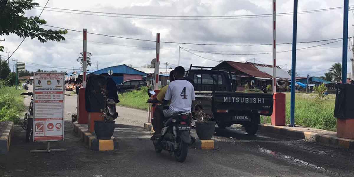 kehabisan-kertas-struk-parkir-portal-otomatis-pasar-sentral-tak-digunakan